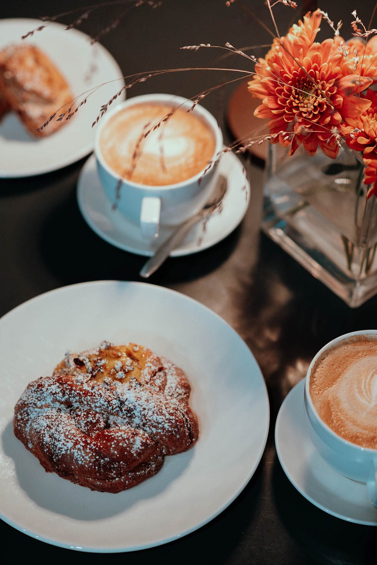 Kanelsnurrer og kaffe. Foto Kanelsnurrer og kaffe. Foto