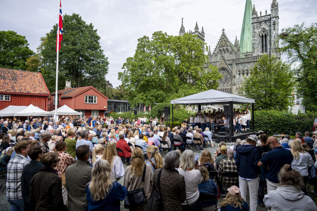 Folkemengde foran Nidarosdomen. Foto Folkemengde foran Nidarosdomen. Foto