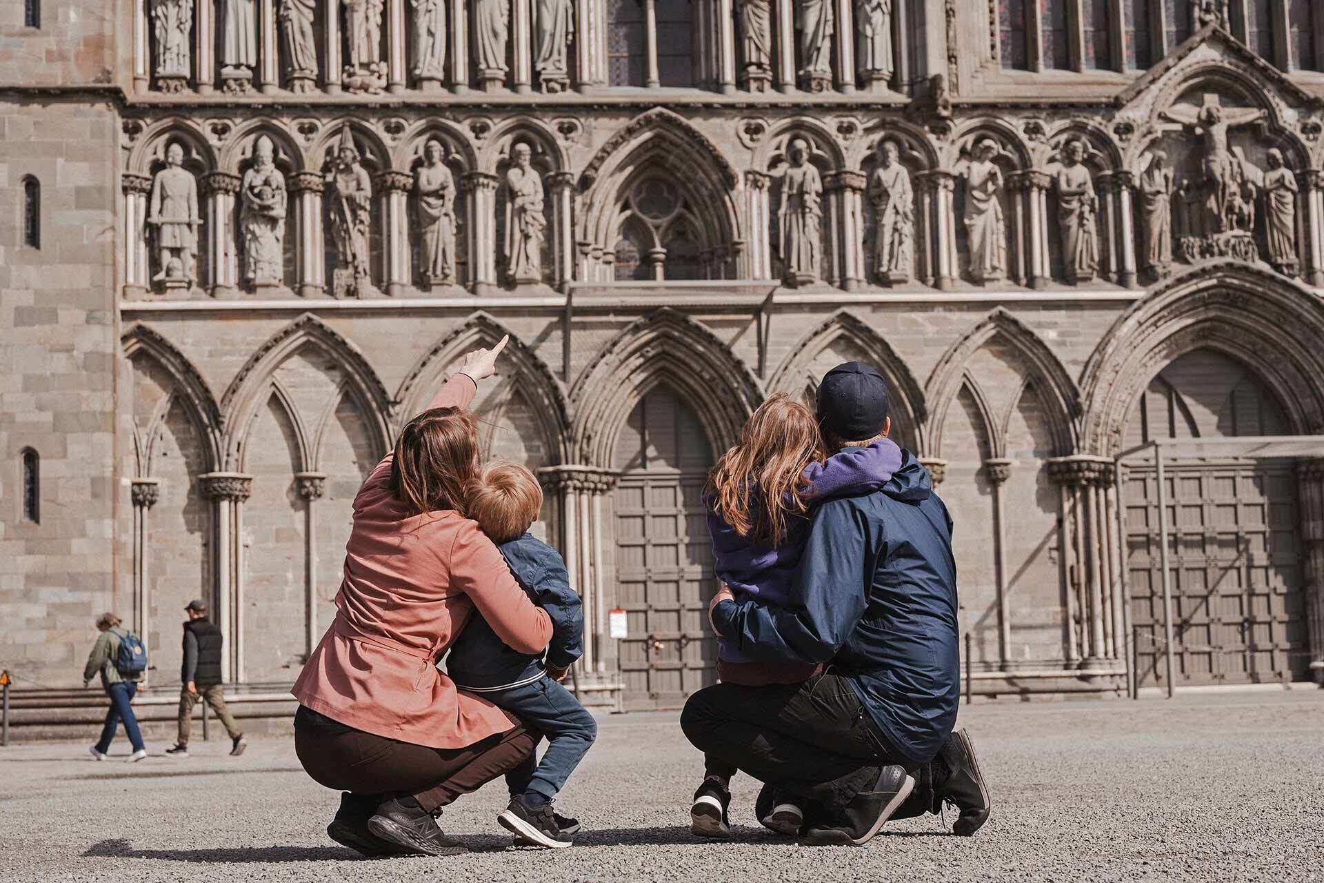 Familie foran Nidarosdomen Familie foran Nidarosdomen