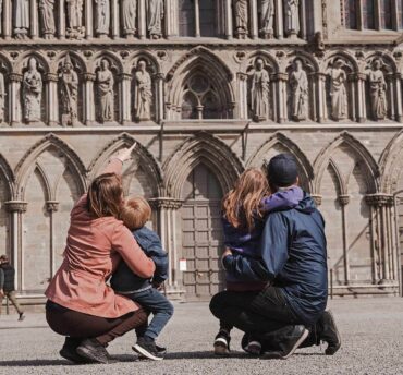 Familie foran Nidarosdomen