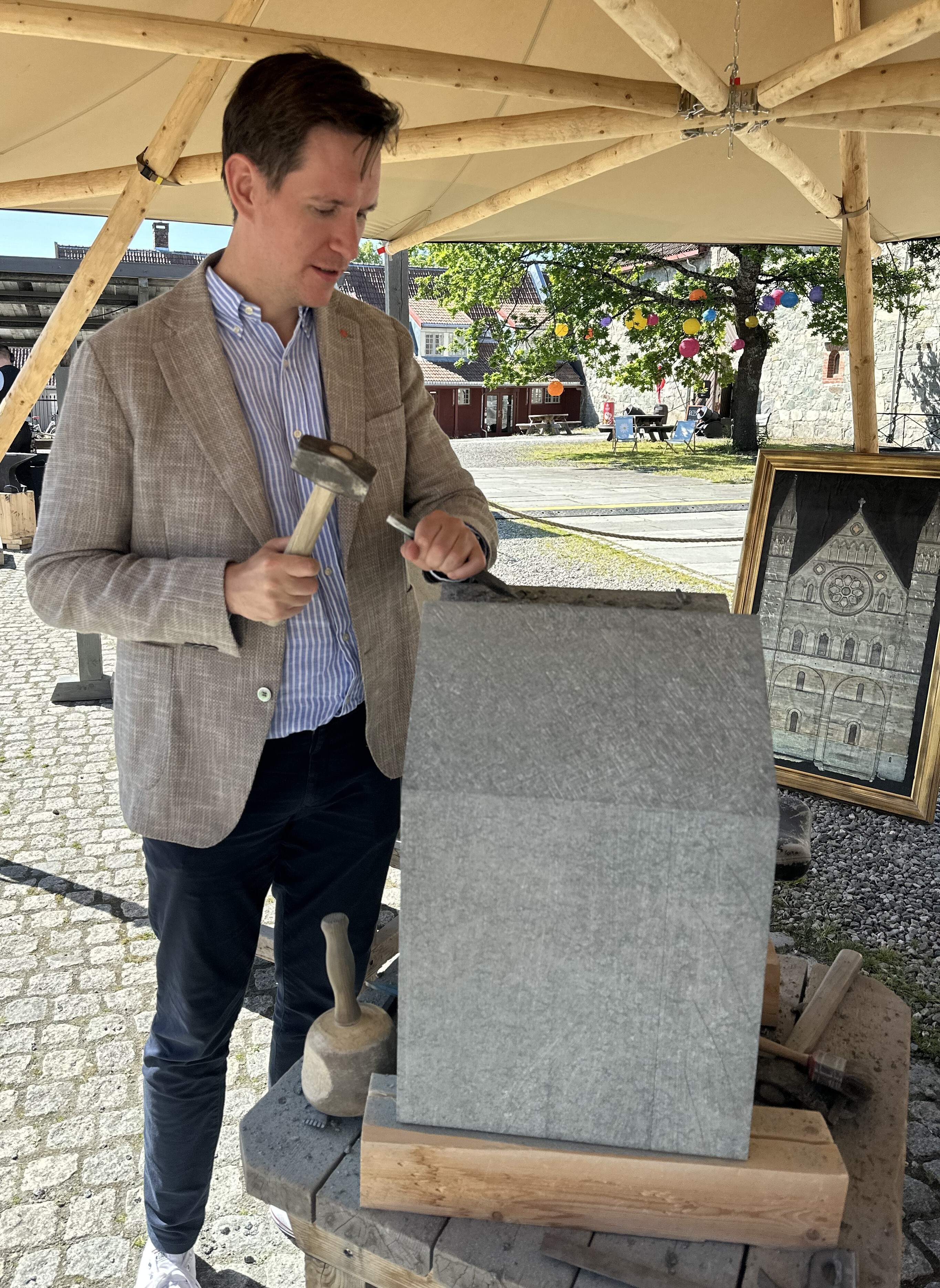 Mann hugger stein med feisel og meisel Mann hugger stein med feisel og meisel