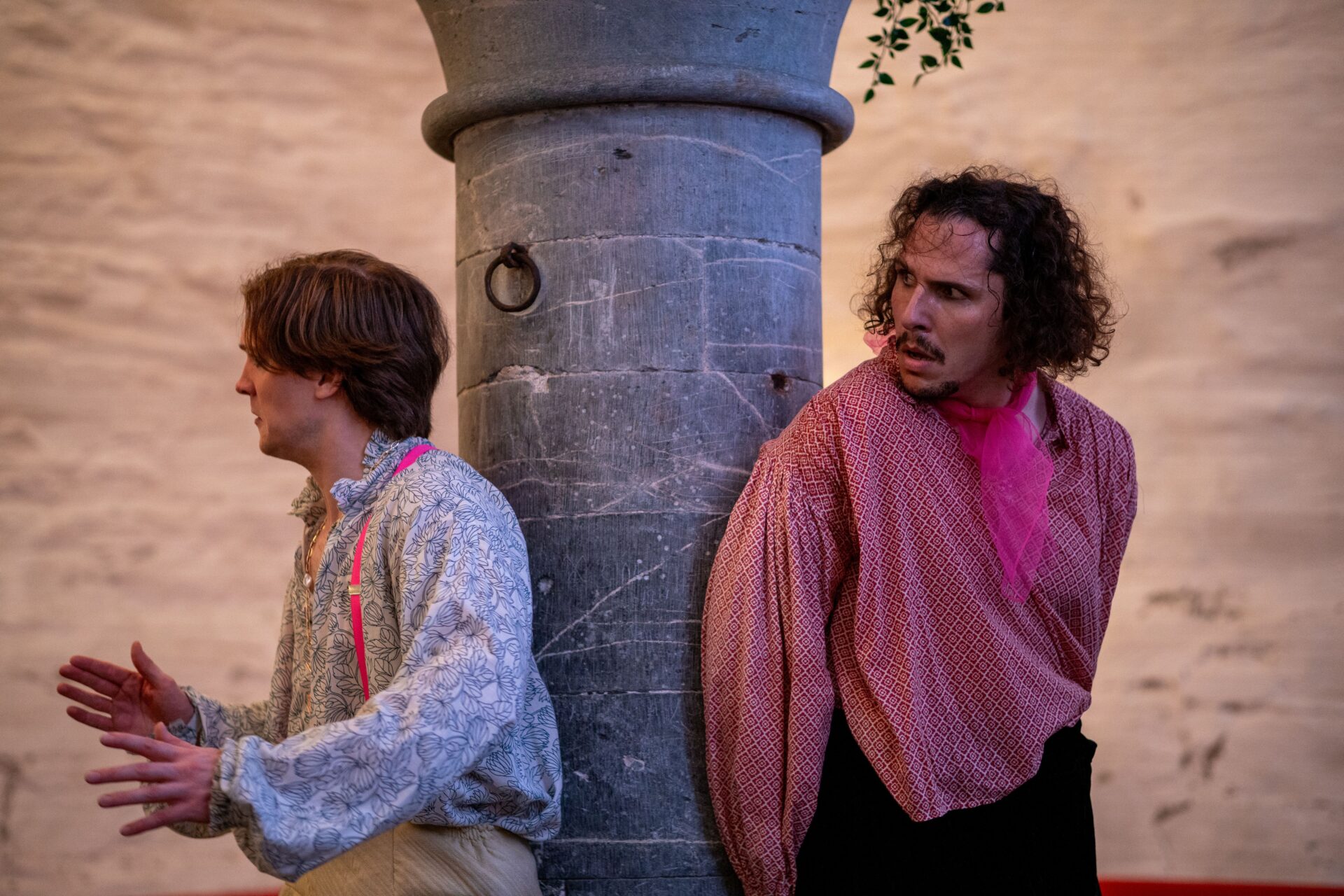 To mannlige skuespillere utkledd i kostymer fra 1500-tallet. To mannlige skuespillere utkledd i kostymer fra 1500-tallet.