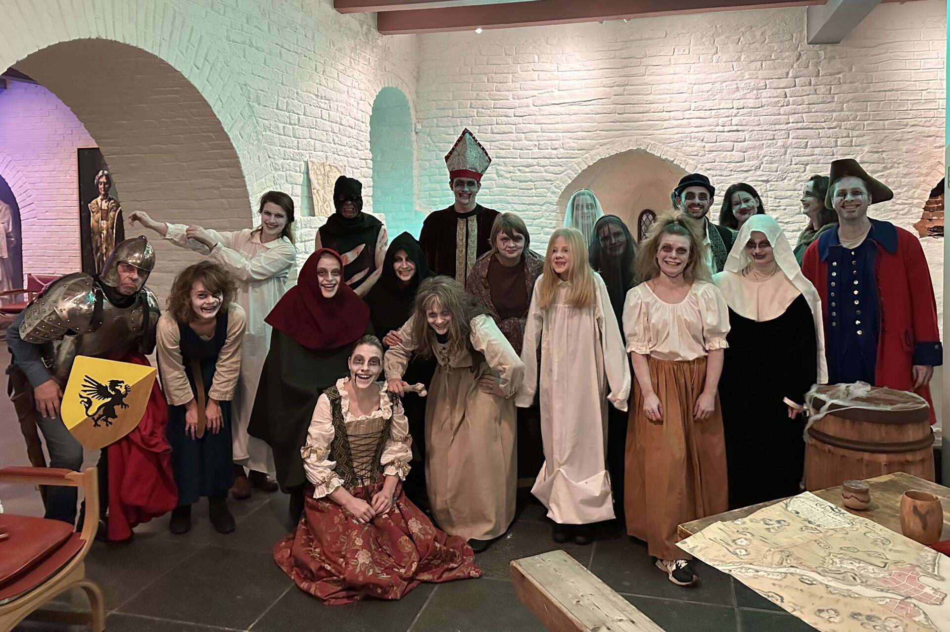 Gruppebilde blid Elisabeth VS Gruppebilde blid Elisabeth VS