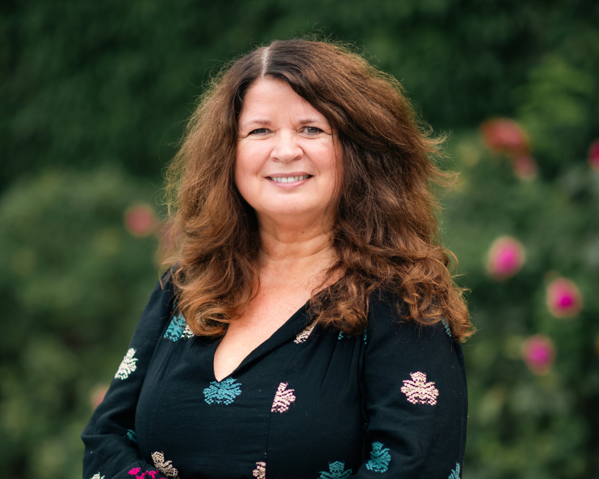 Portrettfoto av en kvinne med mørkt hår. Portrettfoto av en kvinne med mørkt hår.