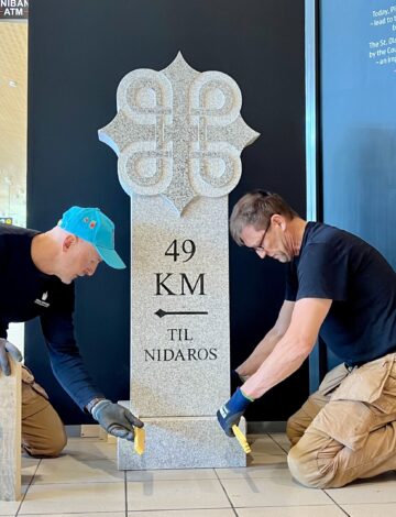 Atle og Jan monterer milestein Vaernes crop