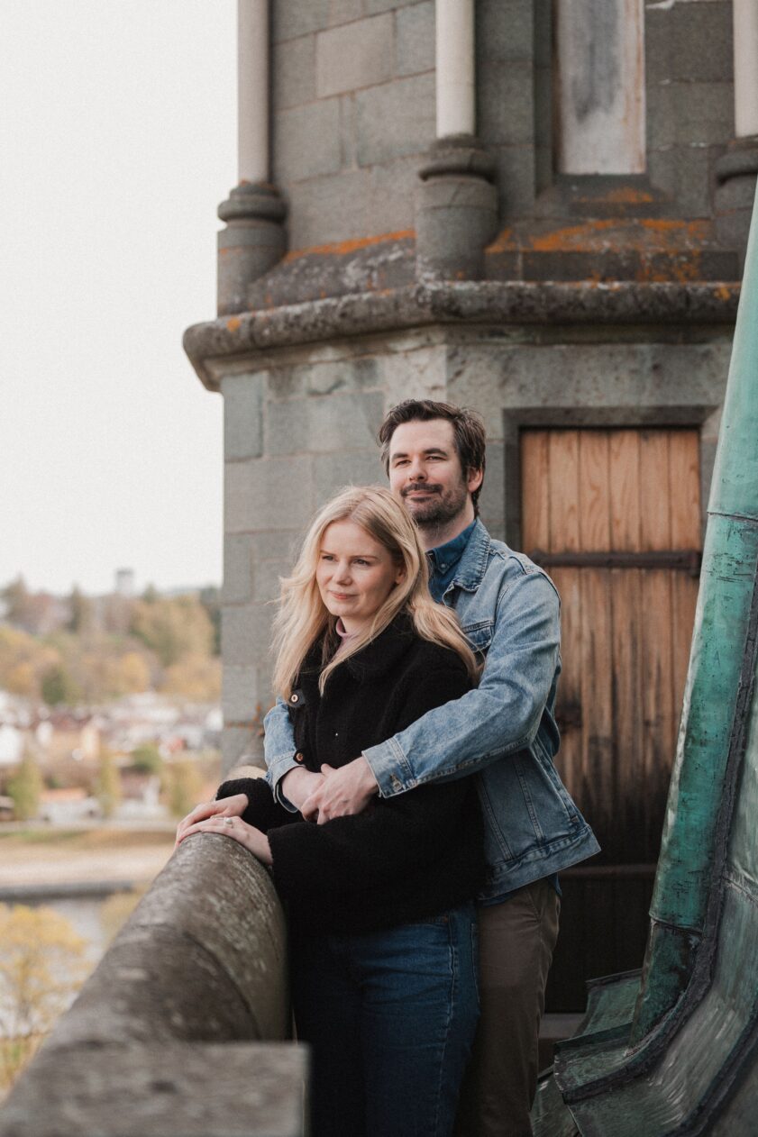 En ung mann holder rundt en ung dame mens de ser på utsikten fra tårnet på Nidarosdomen. En ung mann holder rundt en ung dame mens de ser på utsikten fra tårnet på Nidarosdomen.