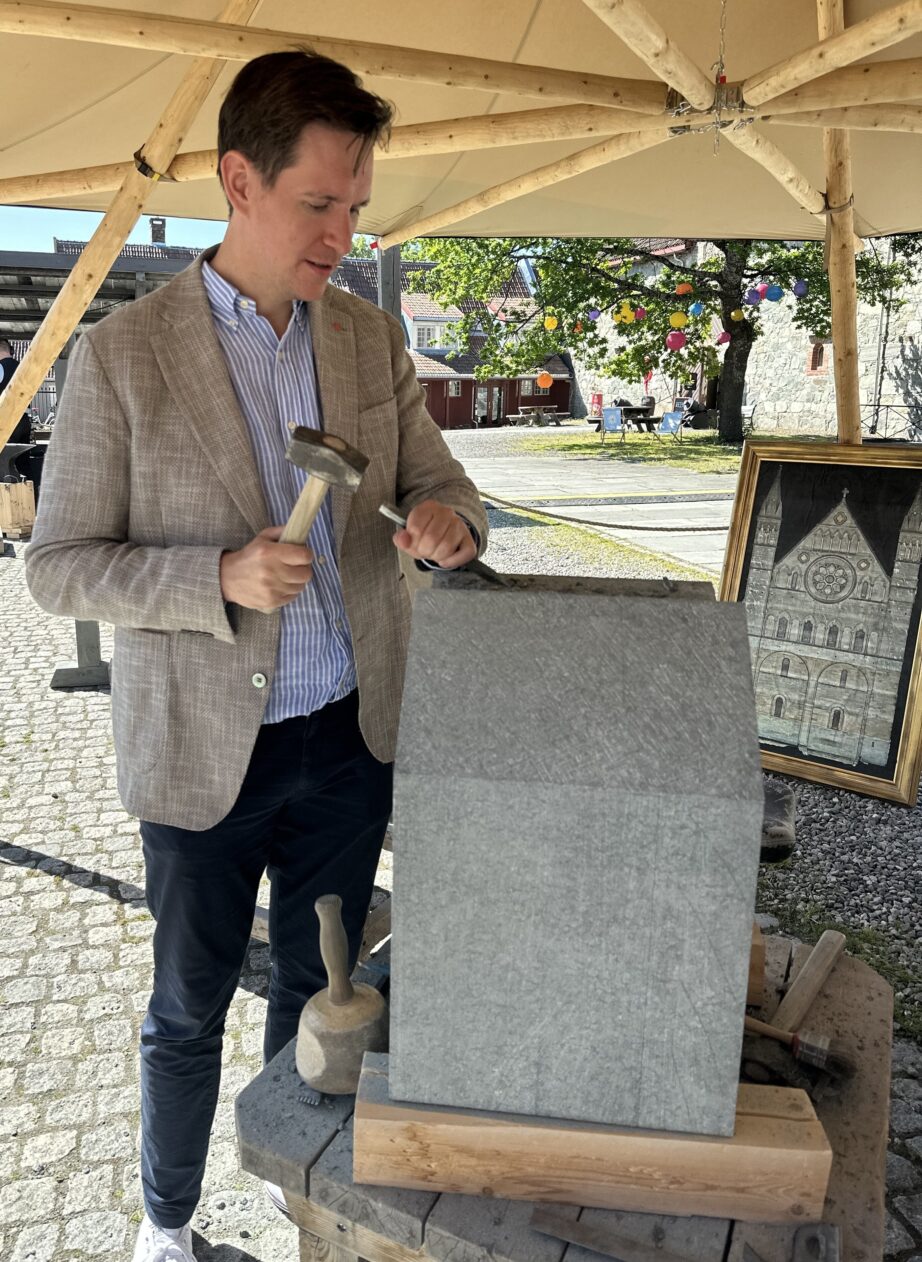 Mann hugger stein med feisel og meisel Mann hugger stein med feisel og meisel