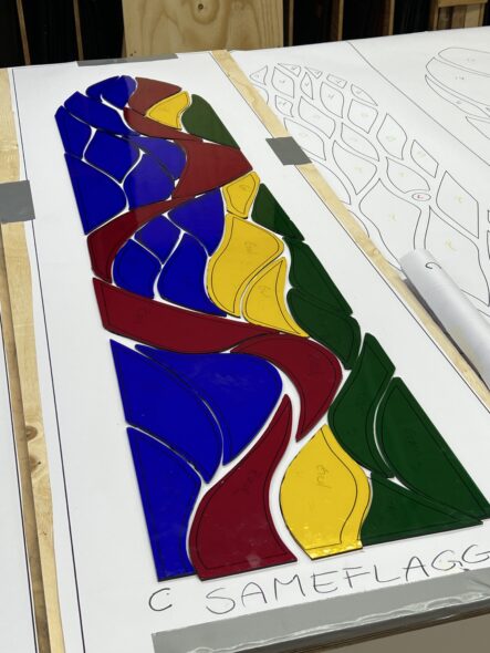 Glass skaret til feltet med det samiske flagget som inspirasjon