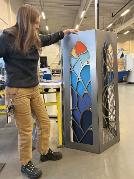 Ylva pa befaring hos Langnes og Bakkan for a se pa forste del av lampa som var ferdigstilt