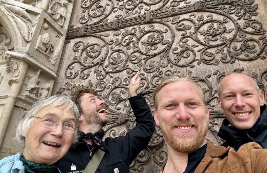 Tyden og smeder ved Notra dame crop