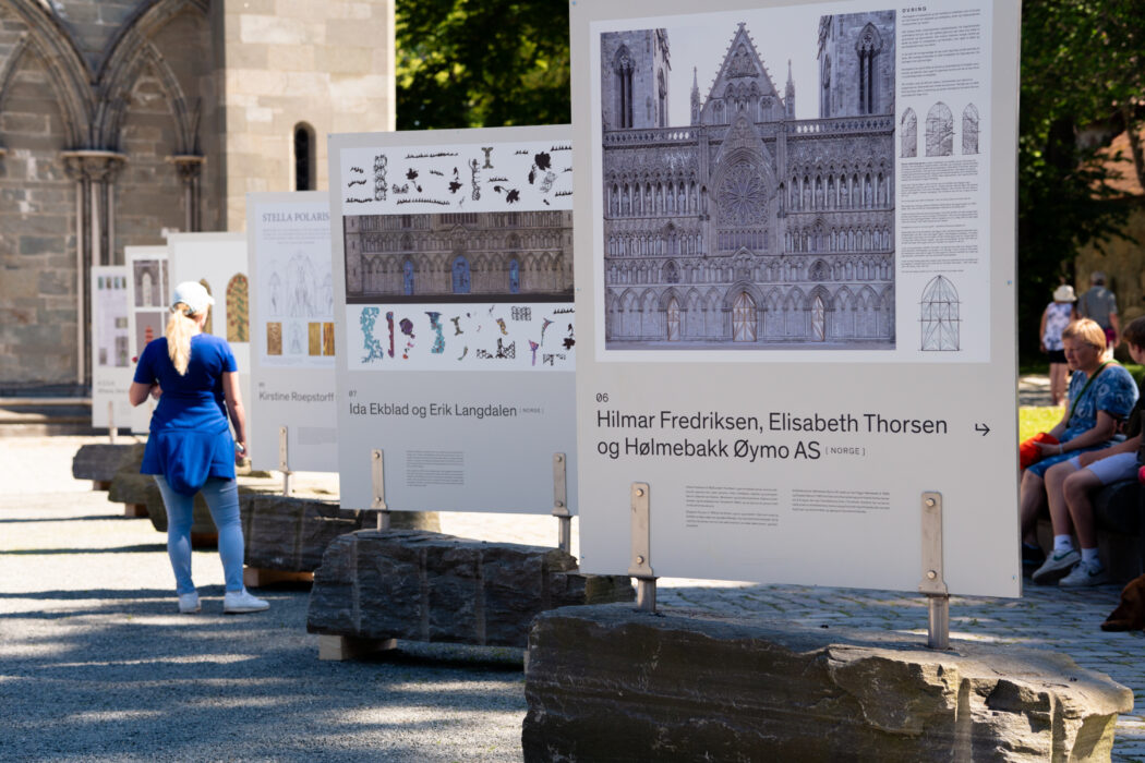 Utstilling av forslag til nye dører utenfor Nidarosdomen. Foto