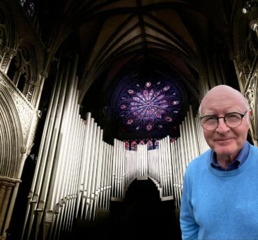 Han så orgelet reise seg fra forfall til å bre seg ut som en vakker sommerfugl