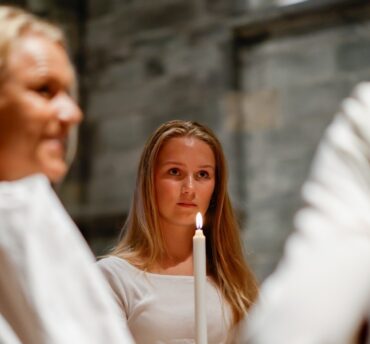 Mina (13) og Lykke (14) stakk innom Nidarosdomen for å bli døpt Mina (13) og Lykke (14) stakk innom Nidarosdomen for å bli døpt