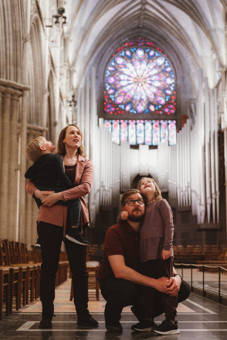 Par med to barn inne i Nidarosdomen