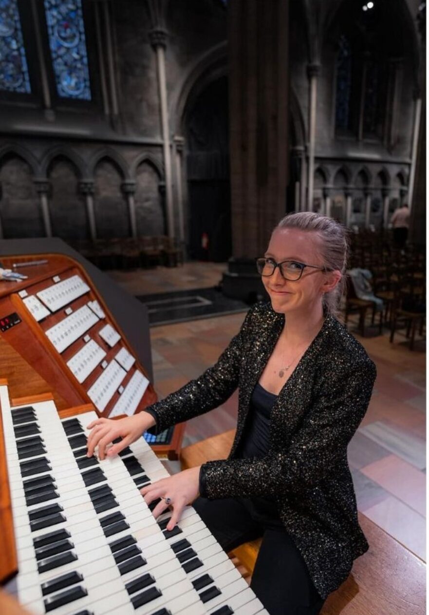 Anna Lapwood ved orgelet Sondre Eriksen Hensema